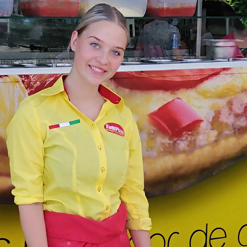 Medewerker van TuttiPizza aan het werk bij de foodtruck