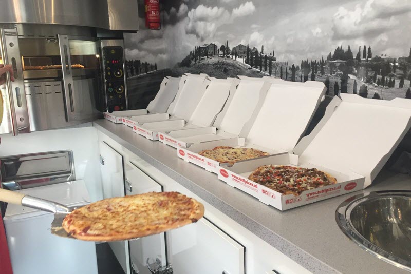Pizzabakker aan het werk