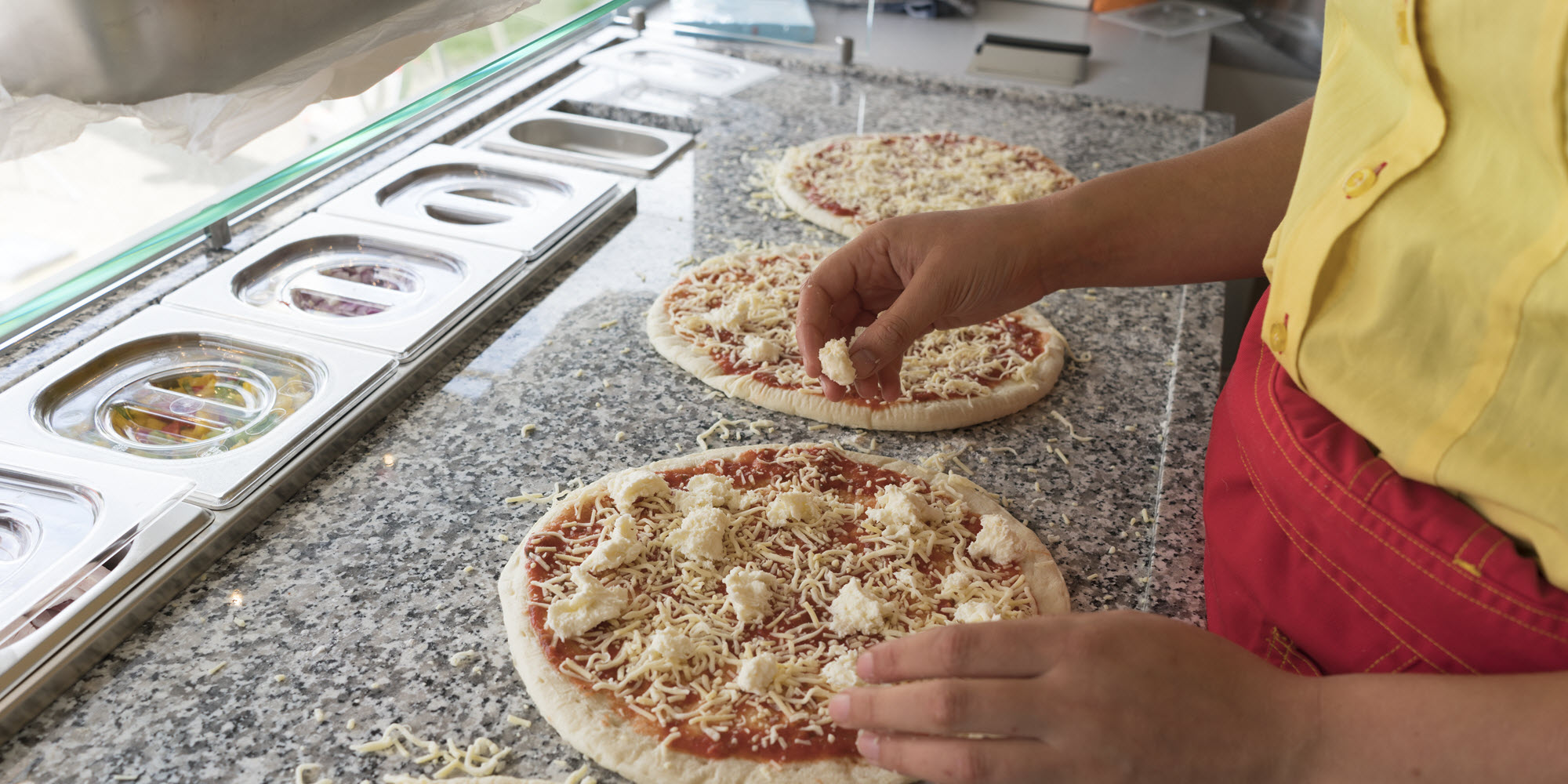 Verse pizza's worden belegd met verse ingrediënten | TuttiPizza Catering