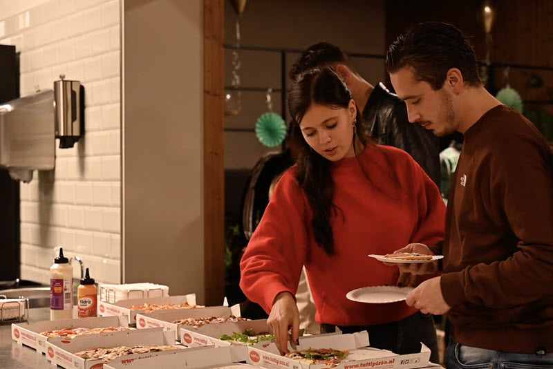 Pizza catering op een schoolfeest