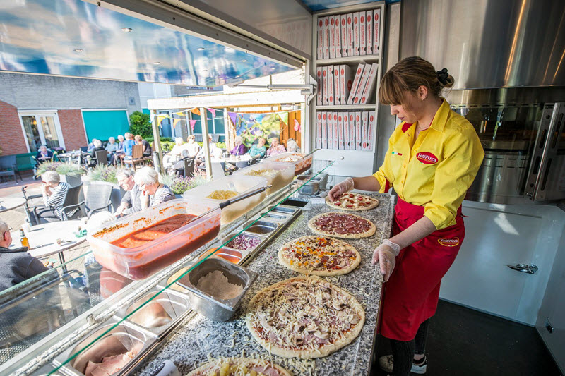 Senioren genieten van verse pizza